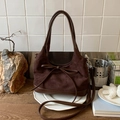 Detailansicht der großen braunen Wildleder-Tote-Bag mit Lederriemen und Zierschleife - Braun