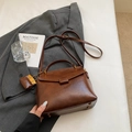 Dettaglio borsa retrò marrone caffè con mini pochette su blazer grigio scuro - Marrone Scuro