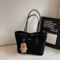 Dettaglio della borsa tote nera con trama leopardata e ciondolo orsetto di peluche marrone - Nero Con Pendente