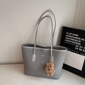 Dettaglio borsa tote grigia con stampa leopardata, logo dorato e ciondolo a orsetto - Argento con ciondolo