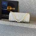 Elegante weiße Perlen-Tasche mit Goldkette und Perlen-Tragegriff auf Steinfläche - Cremeweiß