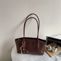 Braune Shopper Tasche mit Flechtmuster, goldenem Logo und Boho-Perlenanhänger - Braun