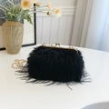 Bolso de moda de plumas de pavo negras con cierre de beso dorado y elegante cadena metálica - Negro