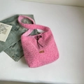 Sac fourre-tout rose en fausse fourrure avec étiquette en cuir et doublure à carreaux - Rose