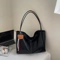 Borsa tote classica in morbida pelle nera da donna con ciondolo a forma di orsetto - Nero