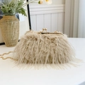 Bolso clutch de plumas crema con cadena de cuentas doradas para fiesta y noche - Caqui