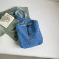 Sac cabas en peluche bleue avec doublure à carreaux bleus et blancs au style campus - Bleu