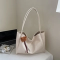 Borsa tote capiente bianco crema in ecopelle con ciondolo a forma di orso marrone - Bianco Sporco