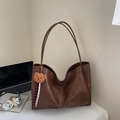 Borsa tote marrone scuro in ecopelle con ciondolo a forma di orsetto e spallacci lunghi - Marrone