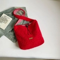 Sac à main en peluche rouge avec bandoulières à carreaux et étiquette en cuir - Rouge