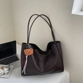Grande borsa tote in pelle marrone scuro con ciondolo a orso in ufficio elegante - caffè