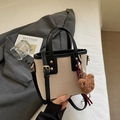 Beige canvas bucket bag met zwarte leren bies en een schattige bruine beren hanger - Zwart met hanger