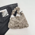 Dettaglio della borsa in peluche leopardata con un simpatico portachiavi a pompon bianco - Stile a Righe Marroni (6098879363330)