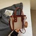 Retro canvas emmer tas in beige en bruin met sjaaldetail en schattige beer hanger - Bruin met hanger