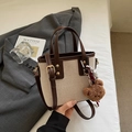 Vintage canvas bucket bag met bruine lederen bies en schattige beer hanger in gebroken wit - Koffie met Hanger