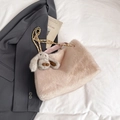 Mini Plüsch Handtasche in Apricot mit Kettenriemen und süßem Hasenanhänger für Damen - Roze mit Anhänger