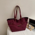 Detalle del bolso tote de ante burdeos con correas cruzadas y hebilla de metal dorado - Burdeos