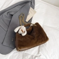 Sac à main en peluche marron avec bandoulière dorée et pendentif lapin mignon - Marron avec pendentif