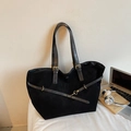 Detalle de bolso tote negro de pana con correas de cuero y herrajes dorados elegantes - Negro