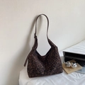 Dettaglio ravvicinato della borsa hobo leopardata con tracolla regolabile e fibbia in metallo - Marrone
