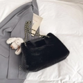 Mini sac à main en fausse fourrure noire avec chaîne dorée et pendentif lapin - Noir Avec Pendentif