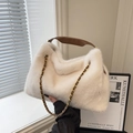 Mini sac à main chic en fausse fourrure crème avec poignée cuir et chaîne dorée - Blanc Sans Pendentif