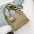 Bruine bucket bag van canvas en leer met handvatten en een verstelbare schouderriem - Khaki