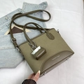 Olijfgroene canvas bucket bag met leren bies en bijpassende decorativa mini-tasje - Groen