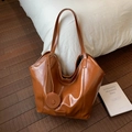 Chic caramel brown large capacity tote bag in glossy faux leather with round charm - Brown