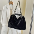 Sac à main en fausse fourrure noire avec bandoulière chaîne dorée et noire élégante - Noir sans Pendentif