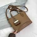 Bruine patchwork emmertas met canvas textuur en witte Fashion & Bag tekstprint in wit - Bruin