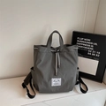 Mochila minimalista gris oscuro con cordón, asa reforzada y etiqueta de marca tejida - Gris