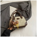 Detail van een vintage canvas Boston tas met leren bies en een schattige teddybeertje - Met Hanger / Grijs
