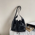 Sac seau vintage en cuir noir avec rivets métalliques et bandoulière réglable - Noir