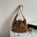 Sac seau rétro en cuir marron foncé avec détails cloutés et cordon de serrage - Marron