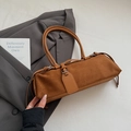 Bolso de hombro minimalista de ante marrón con herrajes plateados y textura muy suave - Marrón