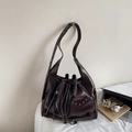 Sac seau marron foncé brillant avec clous argentés et détails de style punk vintage - café
