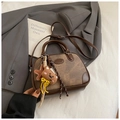 Detail van vintage bruine Boston tas met teddybeer bedeltje en getextureerde finish - Met Hanger / Bruin