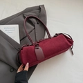 Bolso baguette de ante burdeos con asas largas y un colgante decorativo a juego - Rojo