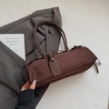 Bolso de hombro cilíndrico minimalista de ante marrón chocolate con asas delgadas - Marrón