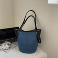 Emmer tas van blauwe denim en zwart leer met metalen studs en slanke schouderbanden - Zwart