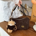 Dunkelbraune Wildleder-Kissentasche mit gewebtem Riemen und Teddybären-Anhänger - Kaffee mit Anhänger