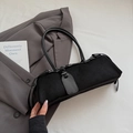 Bolso de hombro cilíndrico negro minimalista en ante mate con asas de cuero elegante - Negro