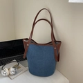 Blauwe denim bucket bag met bruine leren bies en lange schouderband voor dames - Bruin