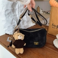 Schwarze Wildleder Umhängetasche mit geometrischem Gurt und braunem Teddybär Anhänger - Schwarz mit Anhänger