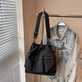 Minimalistische schwarze Umhängetasche mit zwei Kordelzugtaschen und breitem Gurt - Schwarz