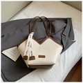 Große Retro-Tasche in Beige gewebt mit braunen Lederriemen und stilvollem Seidenband-Detail - Cremeweiß mit Braun