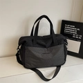 Detail der Reisetasche mit schwarzem Nylongewebe und grau karierter Fronttasche - Schwarz