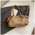 Detailansicht der khakifarbenen Wildledertasche mit Schnalle und dekorativem Perlenanhänger - Khaki mit Anhänger