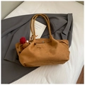 Detail der karamellfarbenen Wildleder-Tote Bag mit rotem Bommel und Holzperlen - Braun mit Anhänger